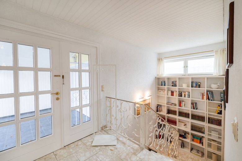 Helles, modernes Einfamiienhaus mit Terrasse - Balkon + Garten in Hümmerich - Preisreduzierung! – Eingangsbereich Wohnhaus