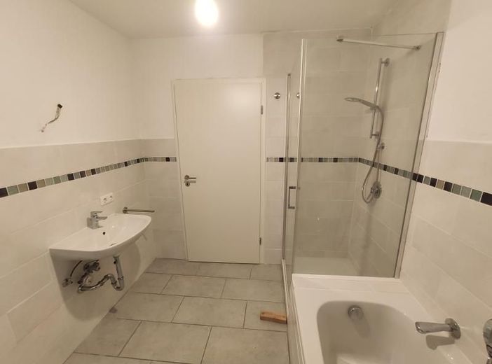 2 Zi. Souterrain Wohnung mit Terrasse und Garten (optional) – Bad mit Badewanne, Dusche und Waschmaschinenanschluss Bild 4