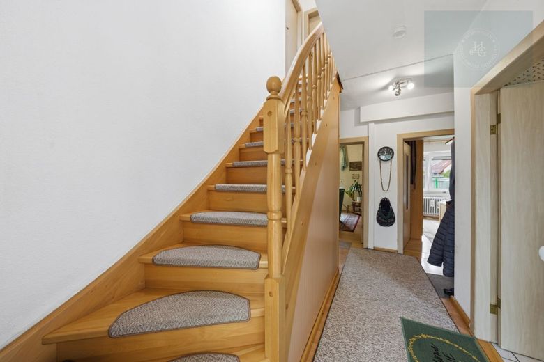 Charmantes Einfamilienhaus und Gartenhaus auf großem Grundstück – Flur und Treppe