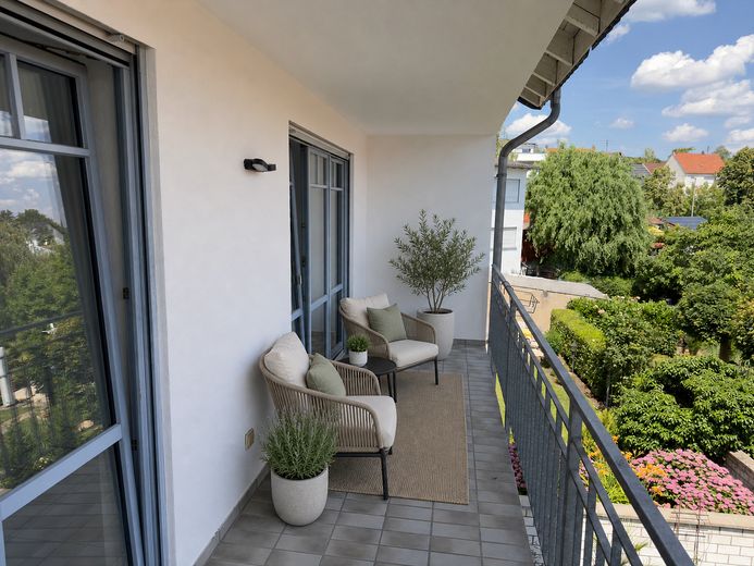 Helle sanierte 2 Zimmer Wohnung mit Balkon in Weiler bei Bingen – Überdachter Balkon