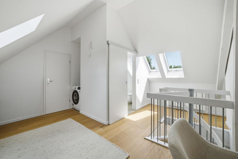 Schönstes Schwabing -kernsanierte DG-Wohnung in denkmalgeschütztem Altbau – DG