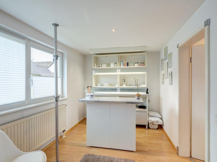 Wohnen, Arbeiten, Vermieten: Flexibles Raumwunder mit Anbau! – Kosmetik