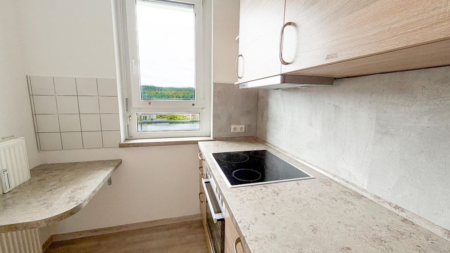 Vita assistita con terrazza sul tetto: vista panoramica sulla Stadtwald, pronta per essere abitata e senza provvigione – Blick aus der Küche