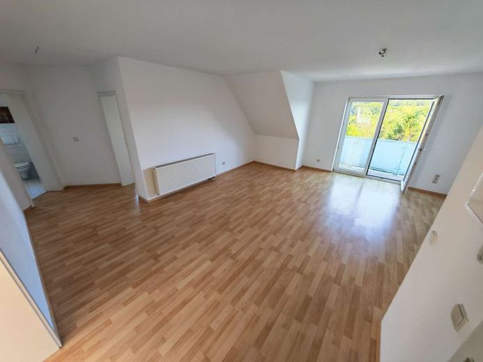 herrliche Dachwohnung im Grünen mit Weitblick, Balkon und Wallbox – Foto 1
