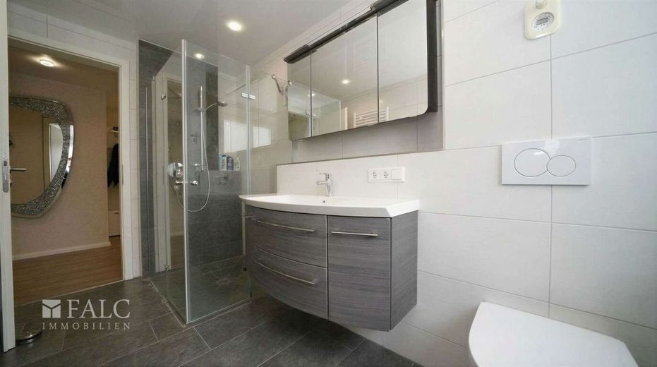 Ihr neues Zuhause in Öhringen - FALC Immobilien Heilbronn – Modernes Tageslicht-Duschbad