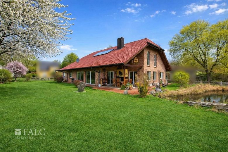 Exklusives Anwesen mit Innenpool, Galerie und unverbaubarem Naturpanorama – Hausansicht Gartenseite
