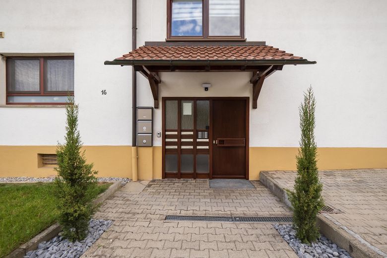 Appartement d’affaires intelligent : meublé avec élégance et modernisé (loyer tout compris) – Hauseingang