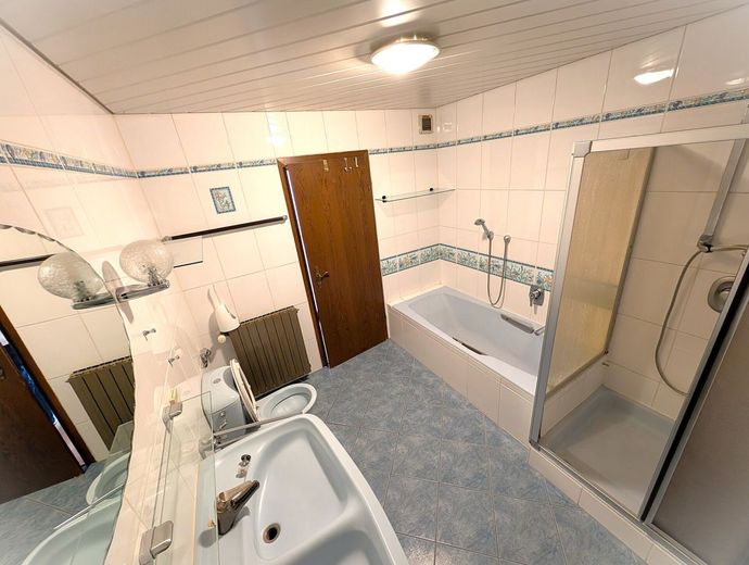 PROVISIONSFREI für Käufer! 5-Zimmer-Wohnung in Bestlage bei Coburg mit atemberaubendem Fernblick – Eines der drei großzügigen Bäder