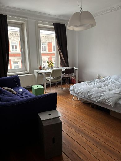 Rechtes Zimmer zur Strasse