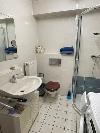 Von Privat an Privat: Außen Understatement – innen exklusiv! – Gäste-Duschbad