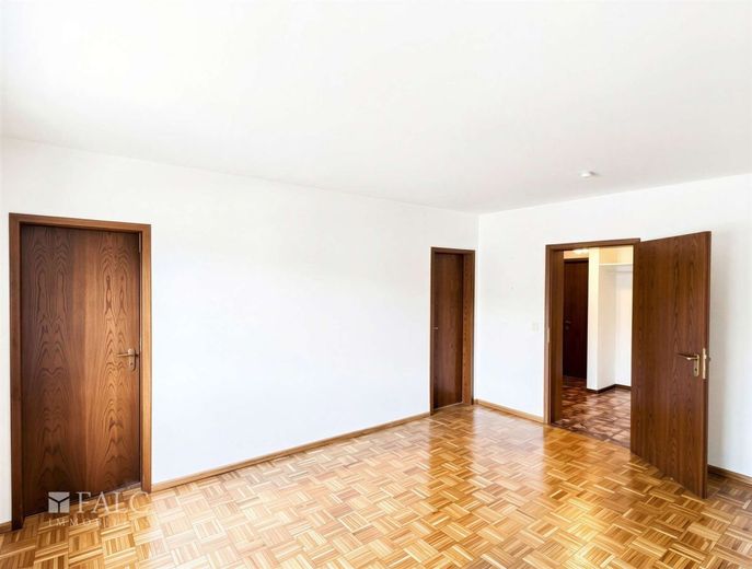 Großzügige 132 m² Wohnung mit großem Balkon und Stellplatz im gepflegten Dreifamilienhaus – Schlafzimmer I
