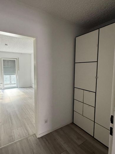 Von priv. - schönes 1-Zi. Single-Appartement in Pad Schloß Neuhaus, ruhige Lage m. Balkon 2.OG – auf Wunsch bleibt d. Schrank