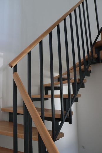 Neubau-DHH in Magdeburg-Diesdorf / familienfreundlicher Garten / Photovoltaik / 2 Stellplätze – Flur Treppe