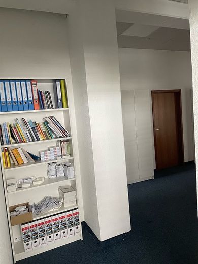 günstiger Büroraum in Gemeinschaftsbüro im Industriegebiet Leonberg an der Autobahn – Flur hinten von Raum 7 auf 10