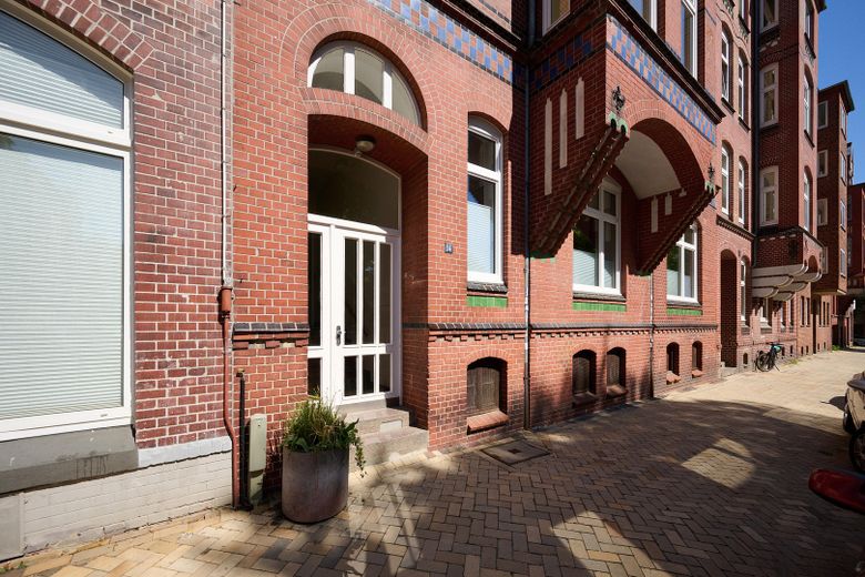 Altbau-Dachgeschosswohnung mit privater Dachterrasse am Adolfplatz — 127m², provisionsfrei – Eingang