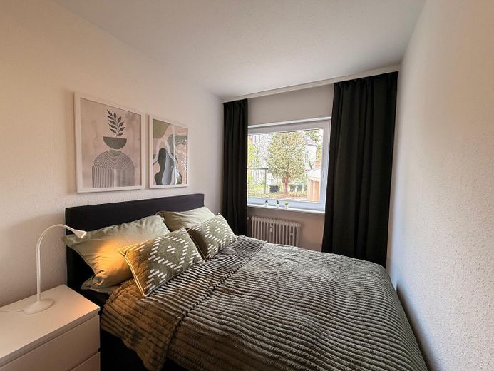 All Inclusive: voll möblierte 2-Zimmer Wohnung mit Balkon in der Innenstadt – Schlafzimmer