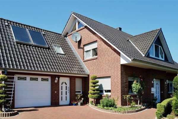 Courtagefrei Top gepflegtes Niedrigenergiehaus mit großzügigem Wohnbereich, beheiztem Wintergarten und separater Gästewohnung