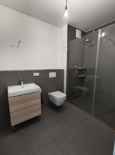Modern & sofort bezugsfrei: 3-Zi.-Wohnung mit 2 Bädern & Loggia – provisionsfrei – Familienbad, Original