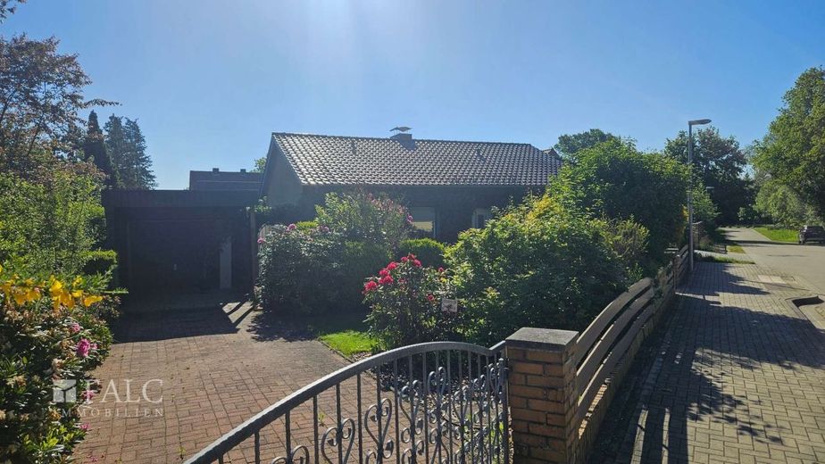 Die Lage ist entscheidend, und die ist top ! – Vorderansicht mit Garage