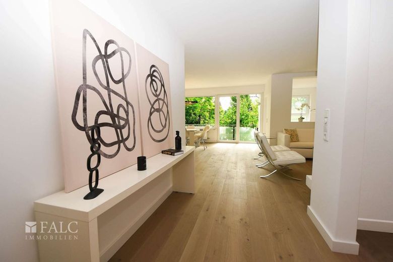 Komplett renovierte Luxus Maisonette im Grünen – Flur WoZi