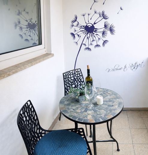Provisionsfrei: Möbliertes Apartment mit Loggia im Heusteigviertel – Loggia