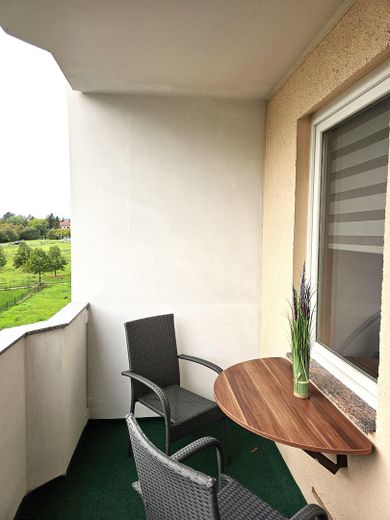 2-pokojowe mieszkanie z balkonem w Miśni, sprzedaż bez prowizji – Balkon mit Sitzecke 1
