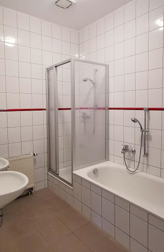 Bad mit Dusche und Badewanne