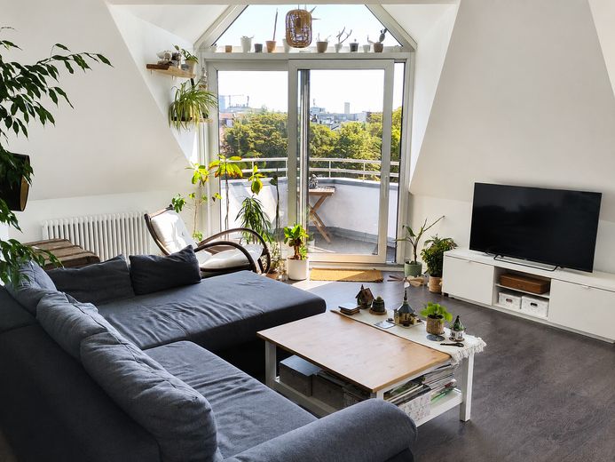 senza commissioni, appartamento di 3 locali ai margini di Berlino, posizione da sogno, terrazze soleggiate – Sofaecke und Balkon