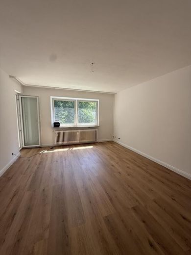 Wohnzimmer mit Balkonzugang