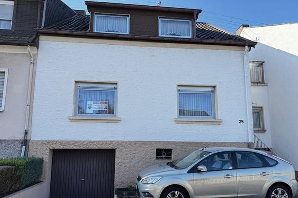 Schwalbach, TOP-locatie: Aantrekkelijke rijwoning met tuin en garage, op een zuidwestelijk perceel van 384 m²