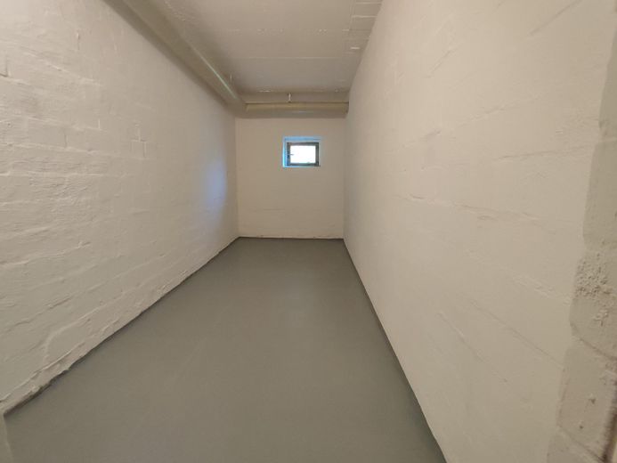 MODERNE 2-KAMERAPPARTEMENT MET BALKON + GARAGE – Kellerraum