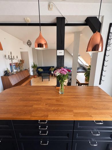 hell & möbliert: 2-Zimmer-Wohnung mit Balkon · 69 m² · befristet – POV kitchen to living room