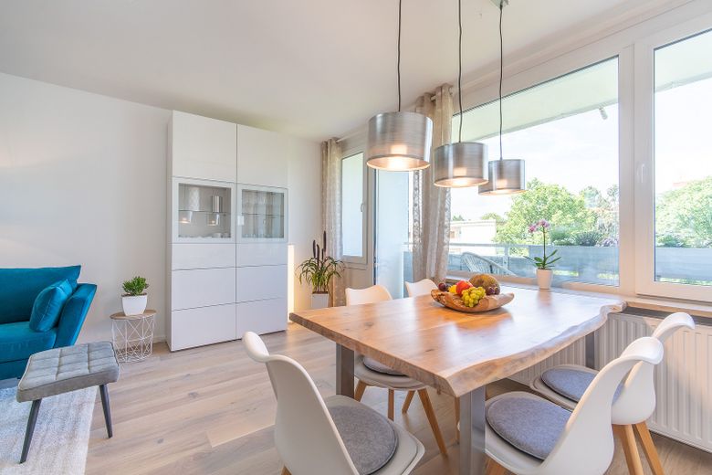 Moderno appartamento ammobiliato di 3 locali con balcone esposto a ovest - spese accessorie incluse – Wohn-Eßzimmer