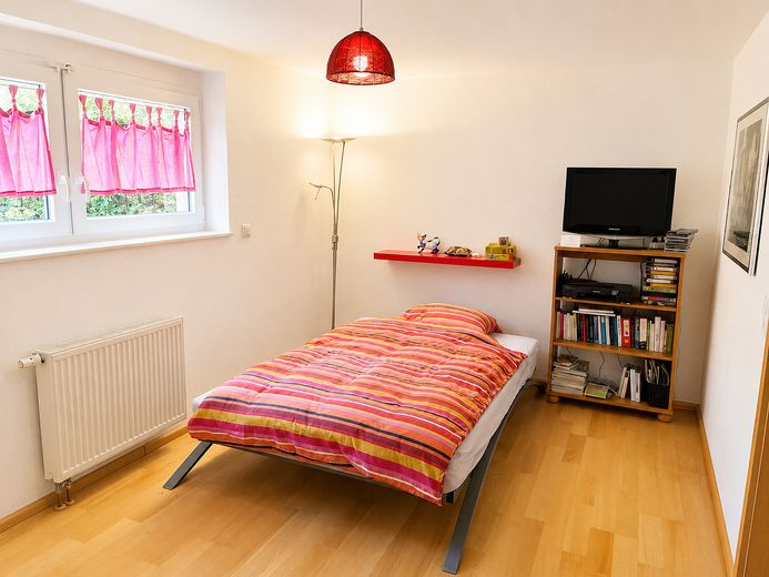 Helle, familienfreundliche Doppelhaushälfte in Südlage mit Garten und Terrasse – Gästezimmer (Keller)