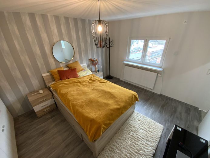 Einziehen, loskochen & wohlfühlen: Modernisiertes XL-Haus mit Traumküche, Komfort-Garage & Garten – 4. Zimmer 02