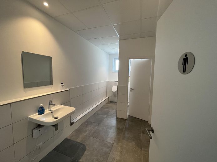 Espacio para su empresa: tres oficinas climatizadas con cinco plazas de aparcamiento en Scharbeutz – Herrentoilette