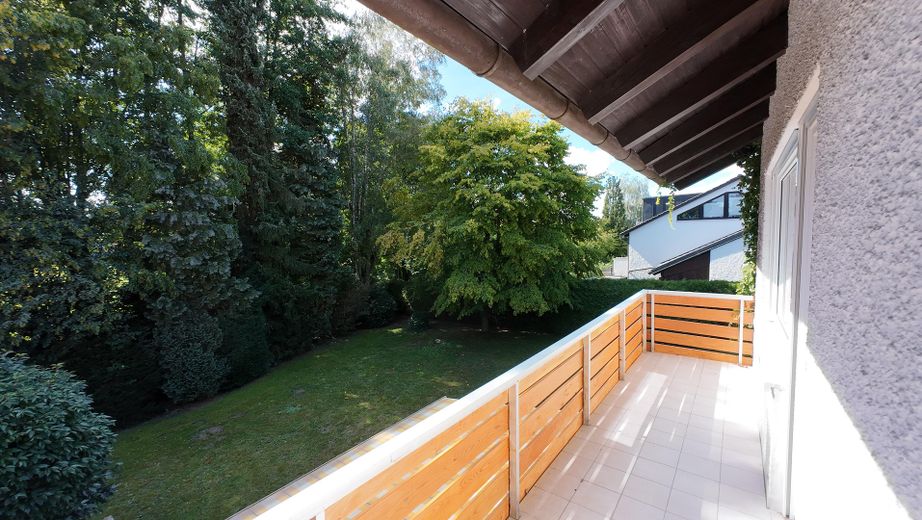 Frisch sanierte Doppelhaushälfte mit großem Garten in S-Bahn Nähe – Balkon zum Garten
