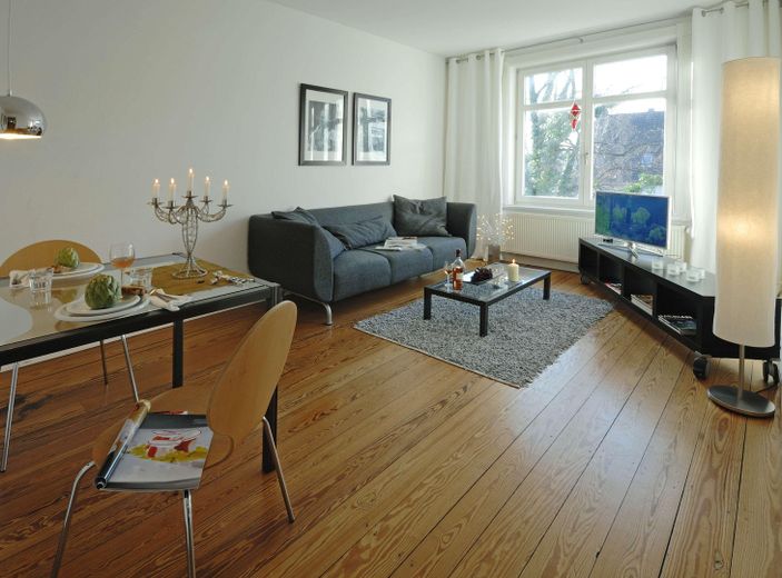 Appartement ancien de 2 pièces avec balcon – entièrement meublé, 57 m² à Winterhude, près du Stadtpark – Wohnzimmer