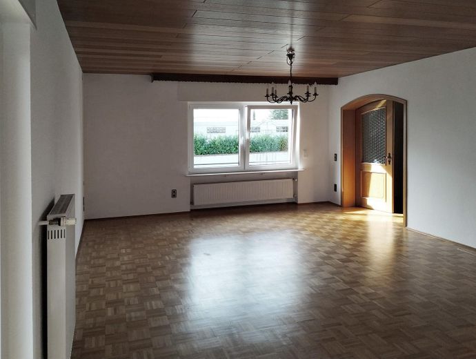 Appartamento ristrutturato con 3 locali (piano terra), cucina e terrazza esposta a sud, in posizione tranquilla a Kleinostheim – Wohnbereich / Flügeltüren