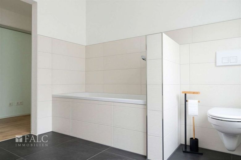Klimaanlage + Komfort auf 149 m² im 1. OG , 5 Zimmer, Doppelcarport, HG nur 430,- – Badezimmer