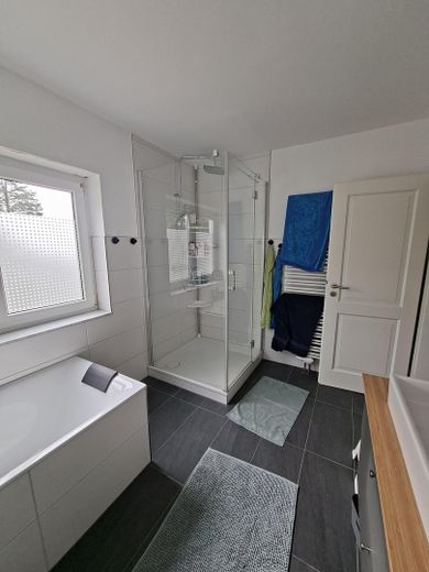 Modernisiertes Einfamilienhaus mit Wärmepumpe, großer PV-Anlage und großzügigem Grundstück – Hauptbadezimmer