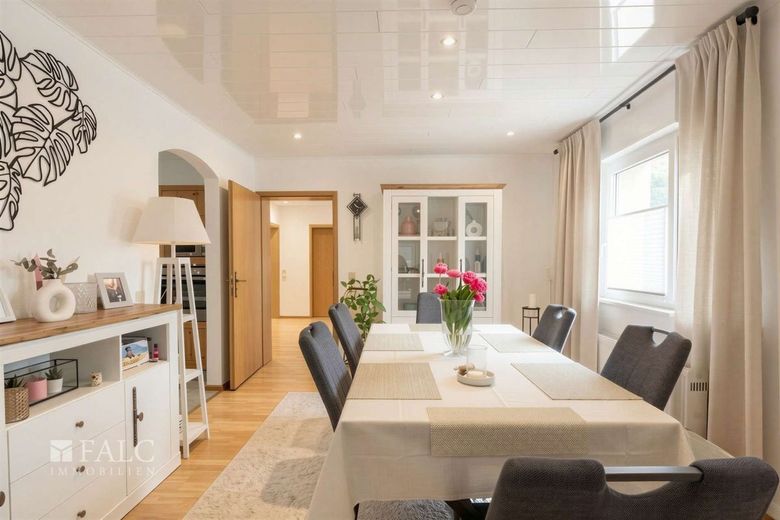 Umfassend modernisiertes und in weiten Teilen saniertes und zentrales Wohnhaus mit Einliegerwohnung – Wohnung-EG  (KI generiert)