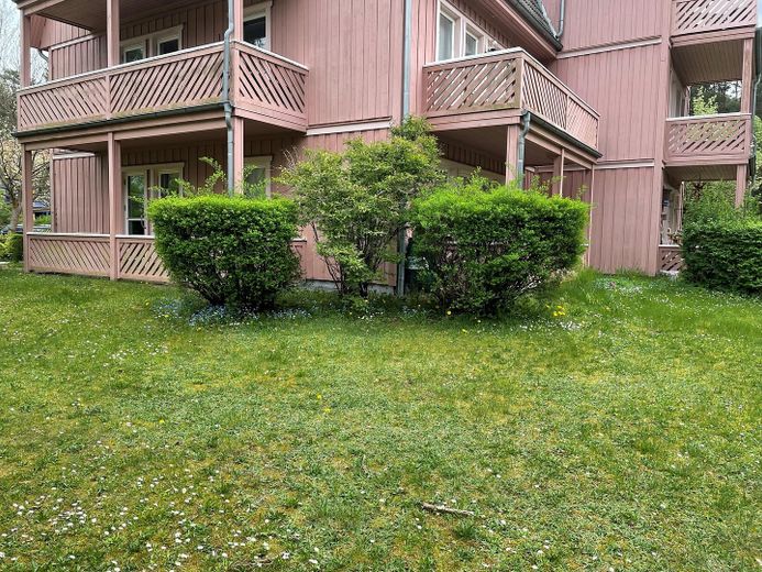 Ruhige 2-Zimmer Wohnung in grüner Lage mit 2 Terrassen – Hausansicht
