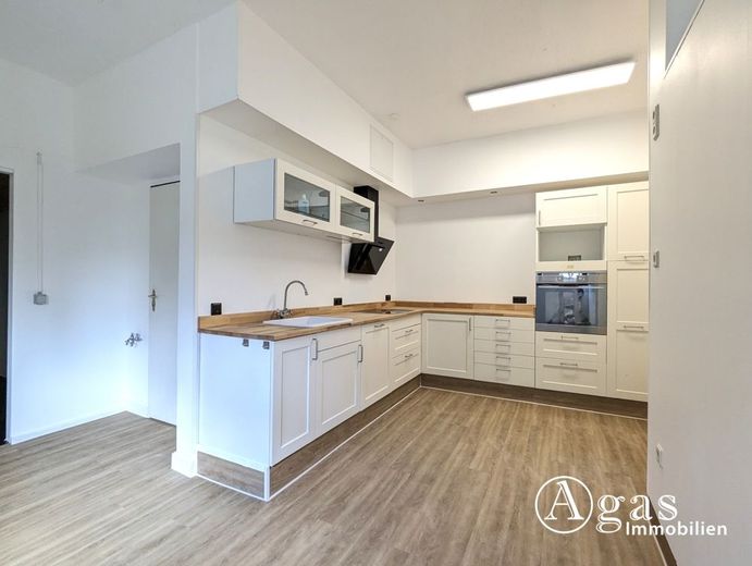 Großzügige Wohnung mit Wintergarten, Kamin und ca. 300 m² Garten – Küche