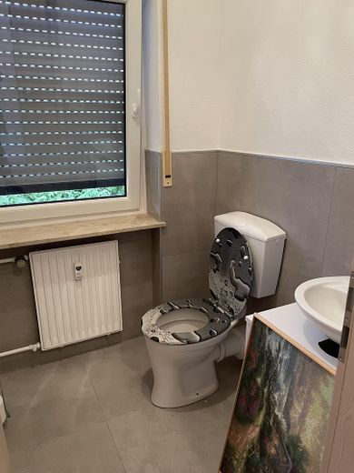 Toilette zu Zimmer EG