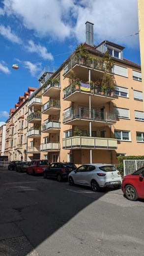 Helle und moderne 2-Zimmer-Eigentumswohnung direkt am Stadtpark – Außen Südbalkon