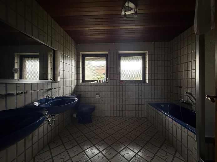 السكن في مزرعة مع إطلالة خلابة ومساحة واسعة وحديقة كبيرة – Badezimmer
