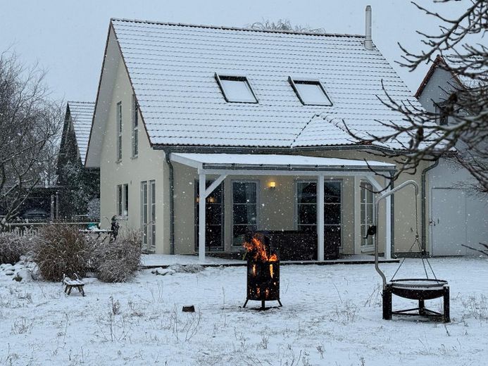 *senza provvigione* Casa familiare con impianto fotovoltaico, accumulo, camino e ampio giardino – Gartenansicht Winter