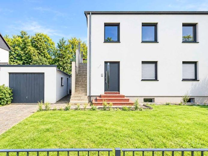 Wohnen & vermieten: Kernsaiertes Haus mit zwei Wohneinheiten in Leverkusen – Foto 1