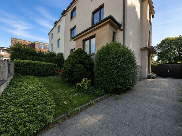 Vierfamilienhaus mit Teilungserklärung - 3 Einheiten kurzfristig neu vermietbar – Frontansicht seitlich